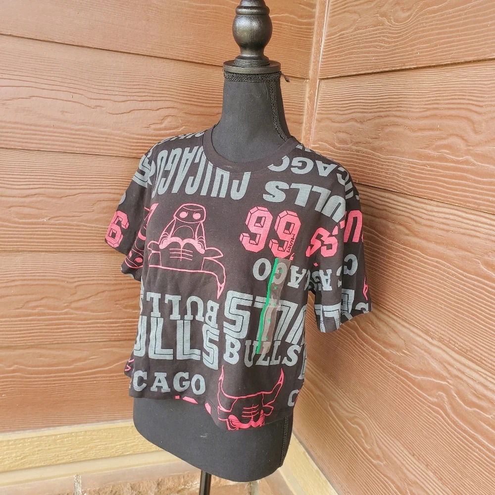 NWT NBA CHICAGO BULLS Women Size Medium Black Allover Print Cropped Top T-Shirt